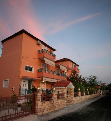 Ammoudia House | "ΒΡΟΧΟΠΟΙΟΣ" Ενοικιαζόμενα Δωμάτια Ευαγγέλου Μιχαήλ