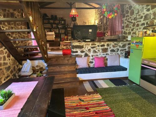 Amfikleia-Elateia Ski Chalet | Το καλύβι με τα κόκκινα παράθυρα