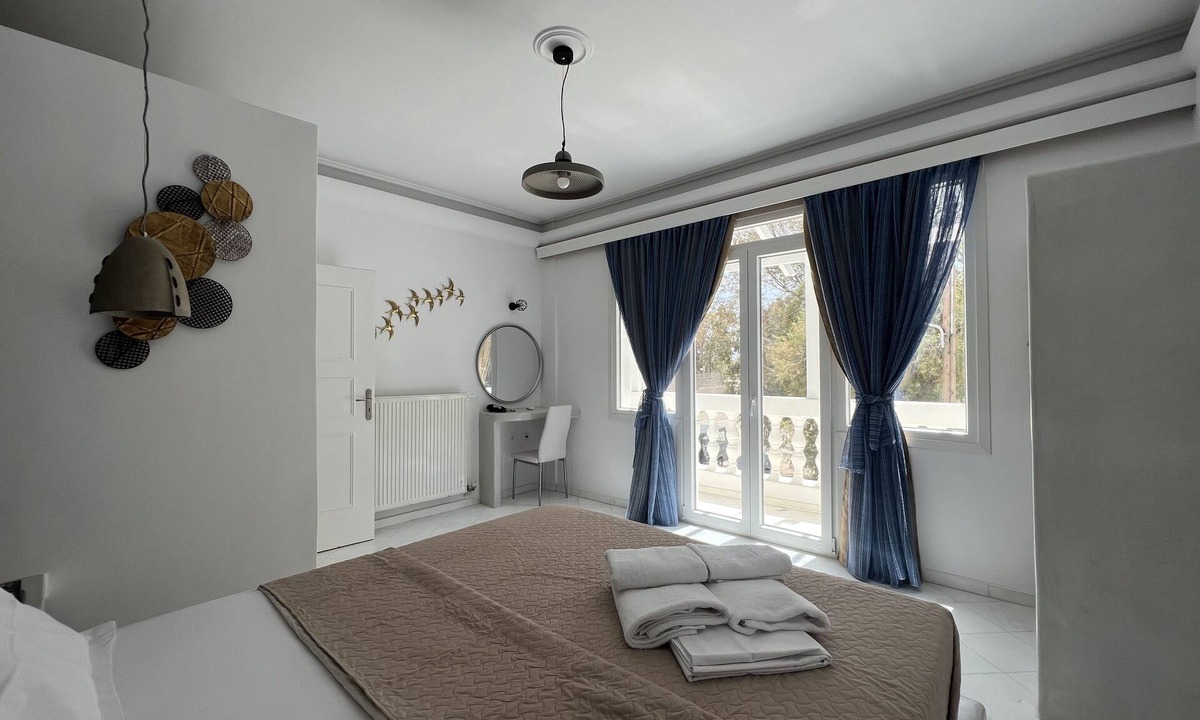 Perissa Apartment | 3 Bedroom House included car rental-Heated Jacuzzi