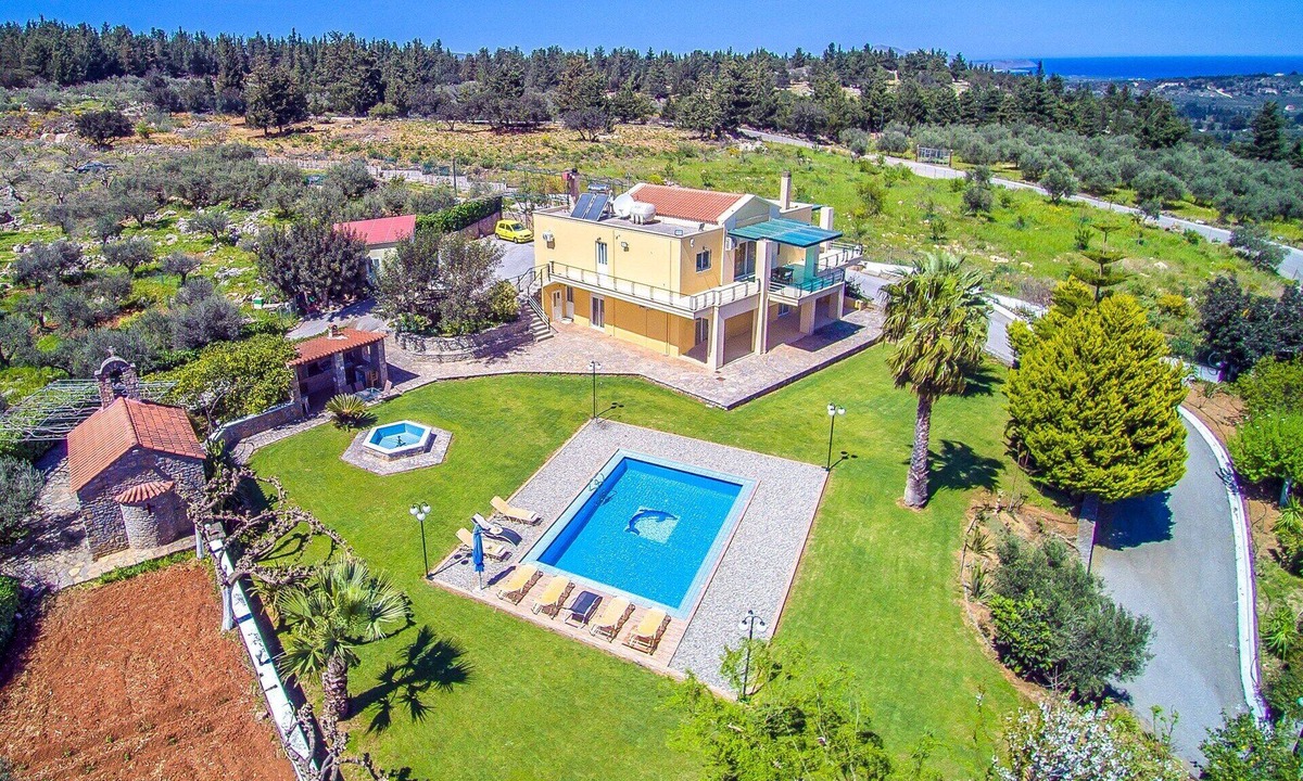 Pemonia Villa | 4 Bedrooms, 3 Bathrooms, Private Pool, Large Garden