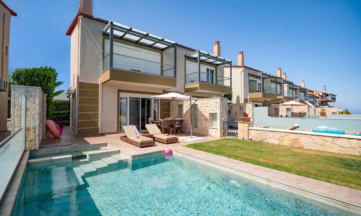 Pallini Villa | A stylish villa with private pool overlooking the Toroneos Gulf
