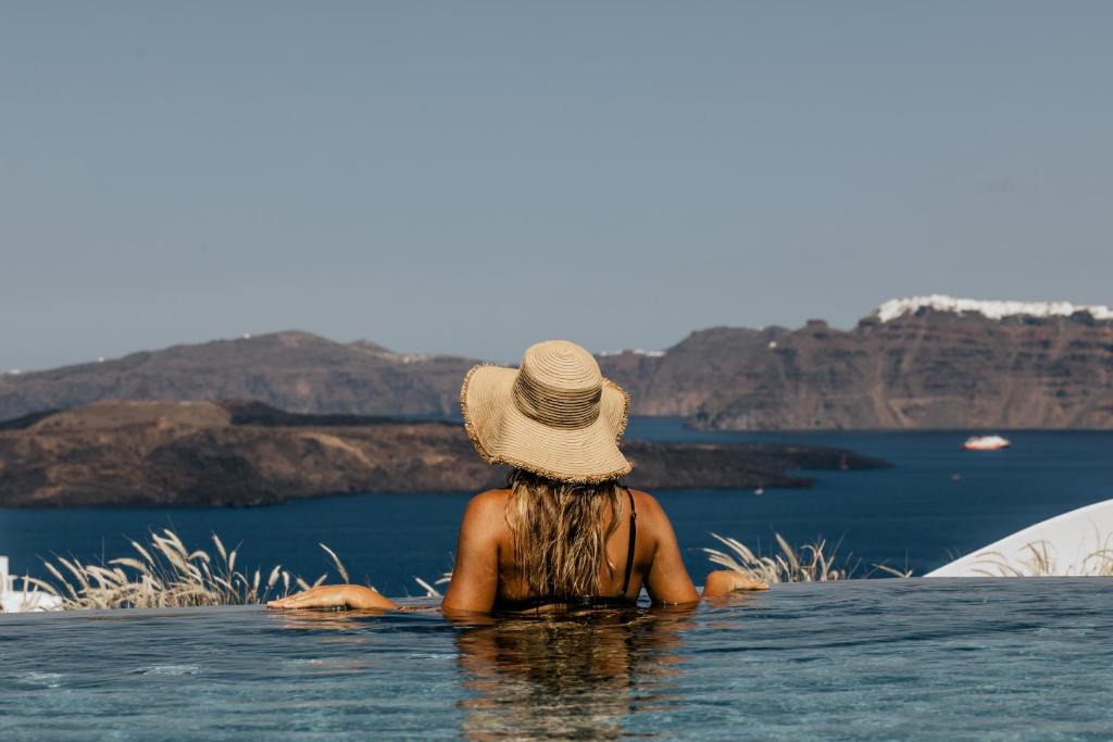 Akrotiri Villa | Akrorama private villas and suites