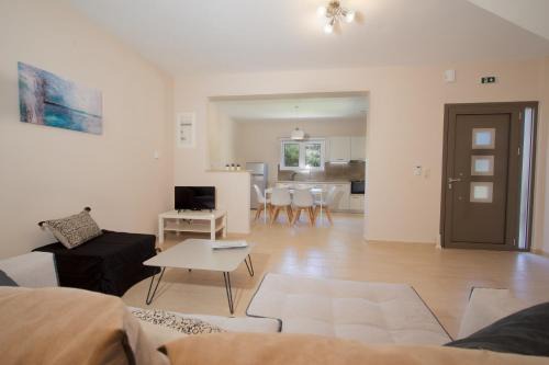 Razata Apartment | ALEXANDRA'S Residence