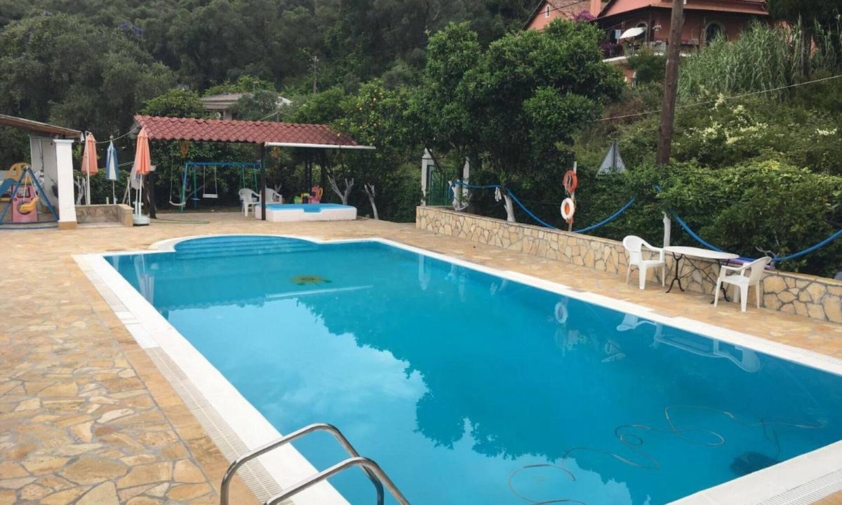 Dafnata Apartment | Alluring apartment in Mpenitses with shared pool