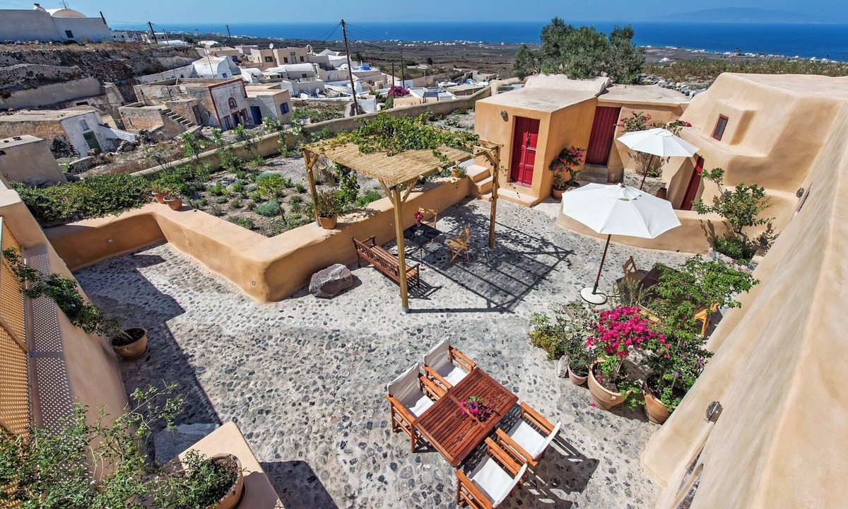 Finikia House | Amelie Canaves - Residence in the village of Finikia, 15min walk from Oia