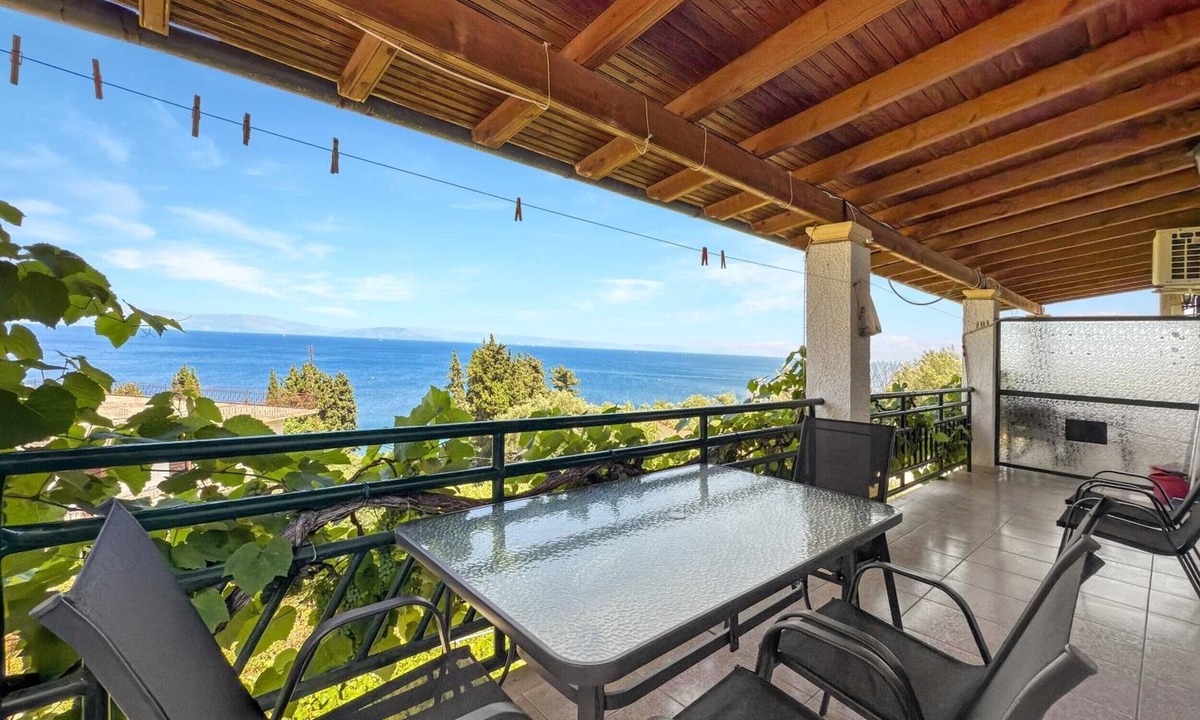 Dafnata Apartment | Apartment 'Andromaches Family Room with Balcony' with Sea View, Wi-Fi and Air Conditioning