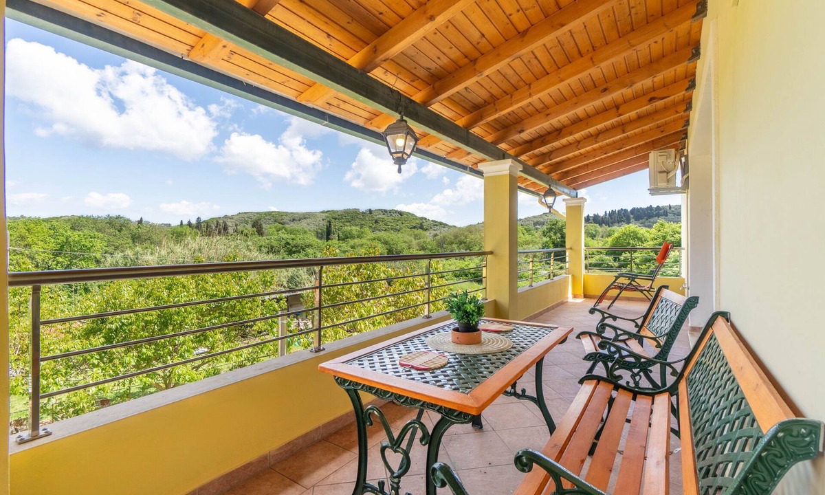 Dafnata Apartment | Apartment 'Casa D'Irene' with Mountain View, Wi-Fi and Air Conditioning