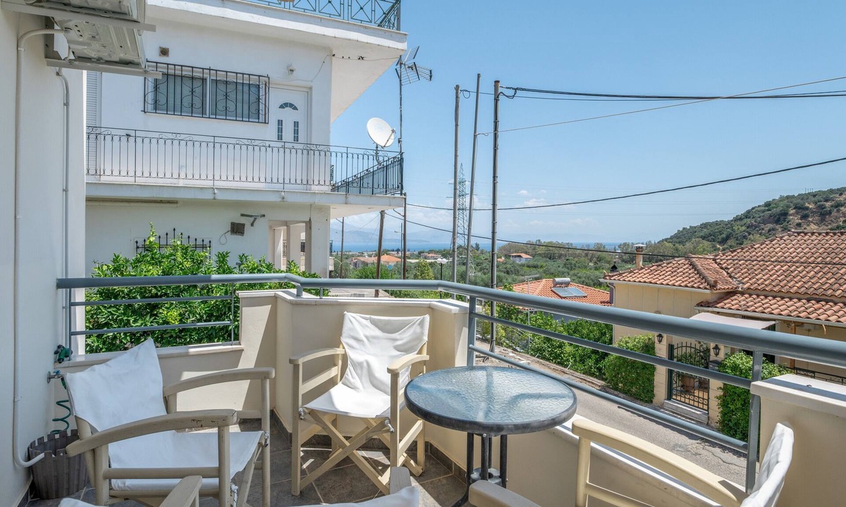 Aigio Apartment | Apartment 'Family Home' with Sea View, Wi-Fi and Air Conditioning