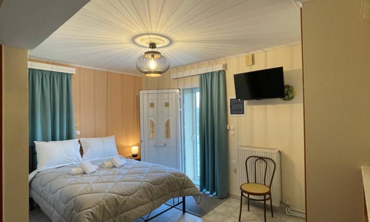 Mesolongi Apartment | Apartment 'Flo's 7' with Shared Garden, Wi-Fi and Air Conditioning