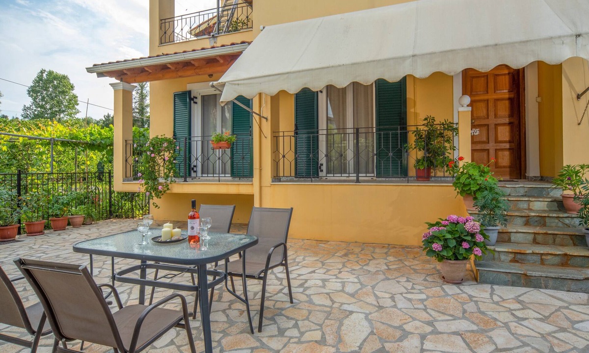 Tzavros Apartment | Apartment 'Kallithea House in Gouvia' with Mountain View, Garden & Wi-Fi