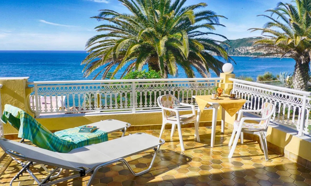 Flora Beach Mit Wunderschönen Meerblick Nur Vom Schönen Sandstrand Entfernt | Agios Georgios Pagon