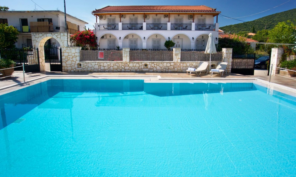 Karavomylos Hostel | Apartments/Studios With Shared Pool, Sea And Mountain Views