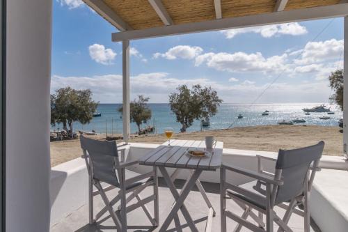 Milos Bed & Breakfast | Aqua Bay Beachfront Studios Agia Kyriaki Beach, Milos