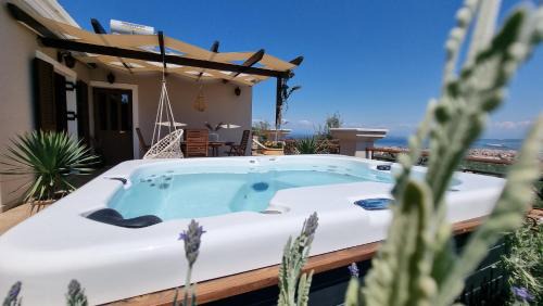 Apolpaina House | Aquilina