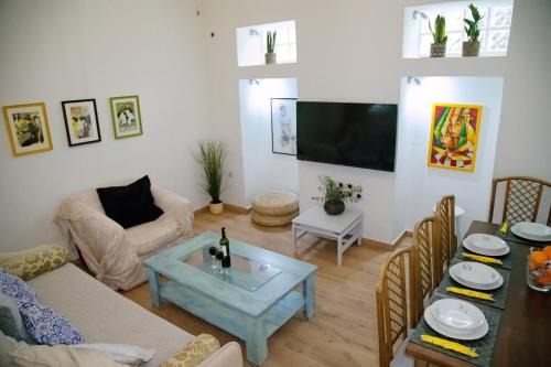 Athens Villa | Aroura Homes Garden House 2BR 2BA Free Parking