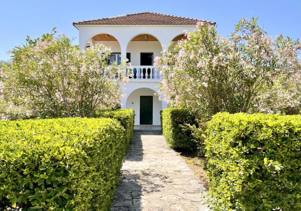 Astrakeri Villa | Astra Beach House by DadoVillas
