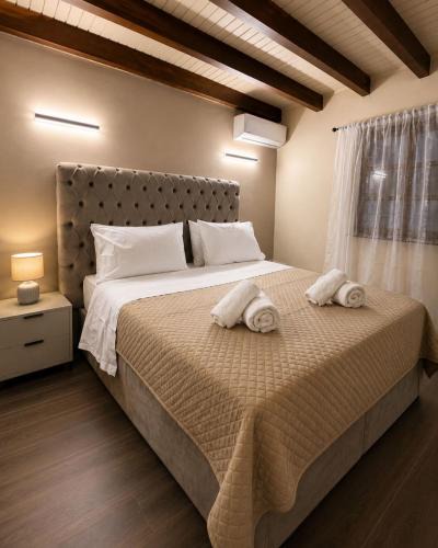 Dafni-Ymittos Apartment | Athens Garden Maisonette BBQ Terrace Near Metro