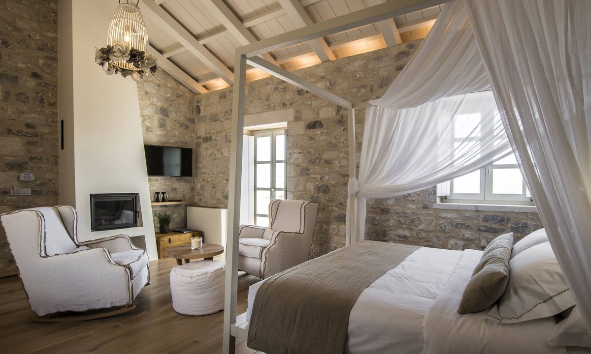 Omales Hotel | Bassa Maina Villas & Suites