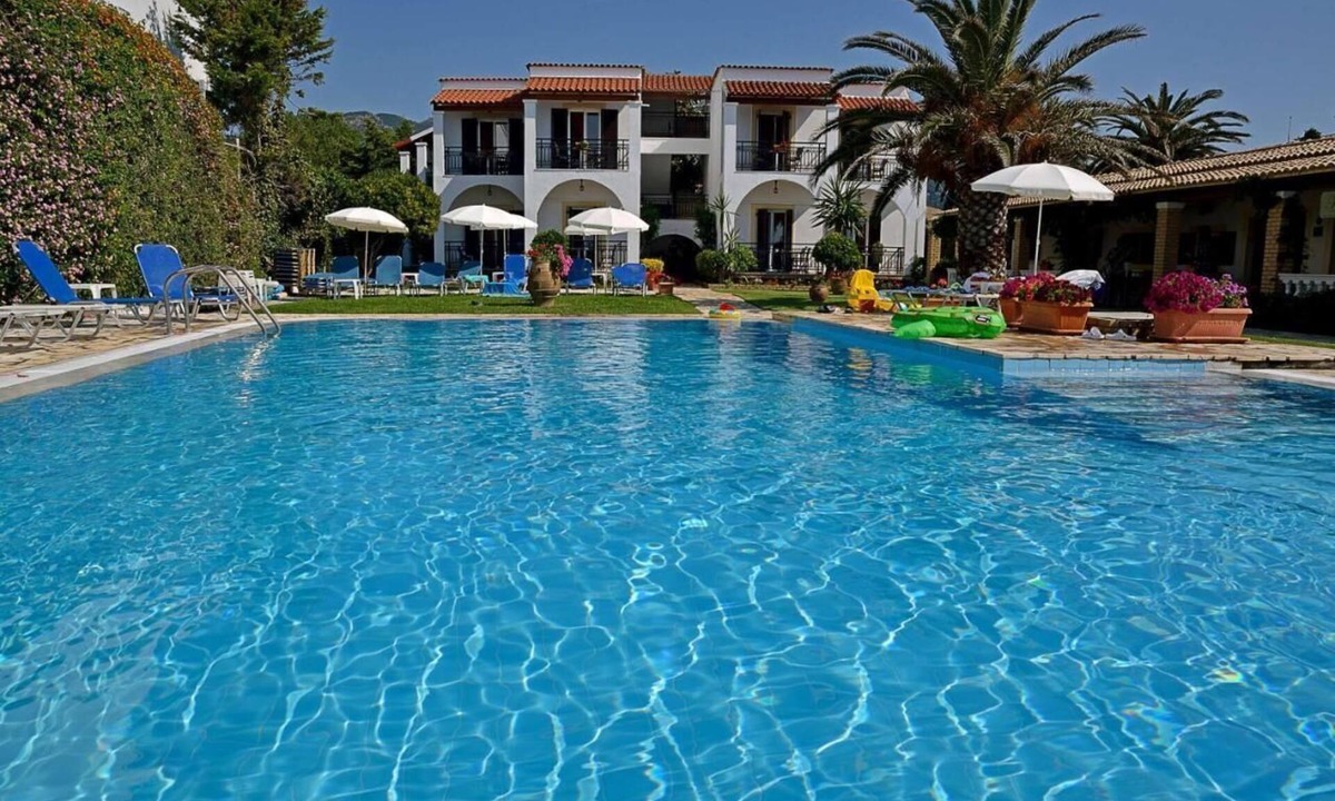 Magoulades Bed & Breakfast | Beachfront Apartments, part of hotel complex with Pool and BB, 450m from resort