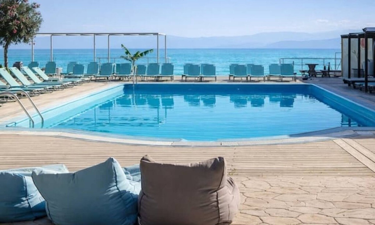 Kavos Hotel | Beachfront Twin Room with Terrace at Agnes Beachfront Hotel
