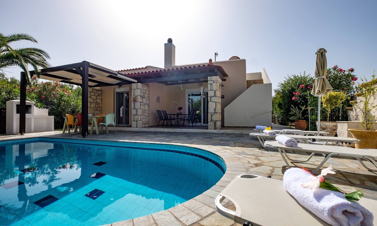 Houdetsi Villa | Beautiful, attractively furnished villa with private pool
