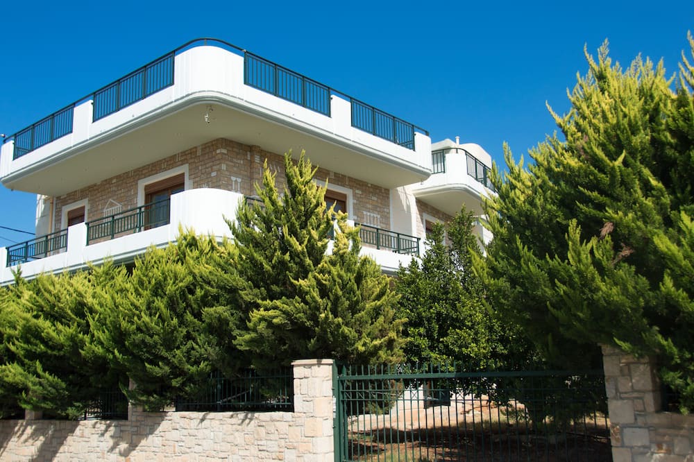 Kato Gouves Apartment | Beautiful Seaside Home with Garden in Gouves