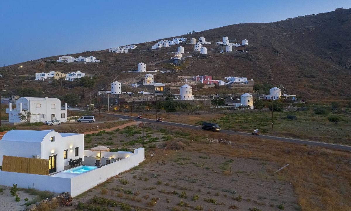 Imerovigli Villa | Black and white villa santorini with plunged pool heated