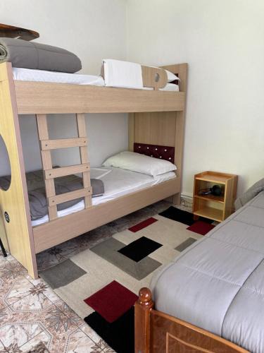 Shale House | Bujtina Kometa
