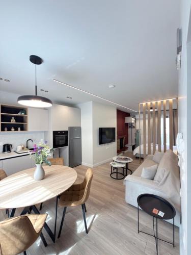Florina Apartment | By The River Stay
