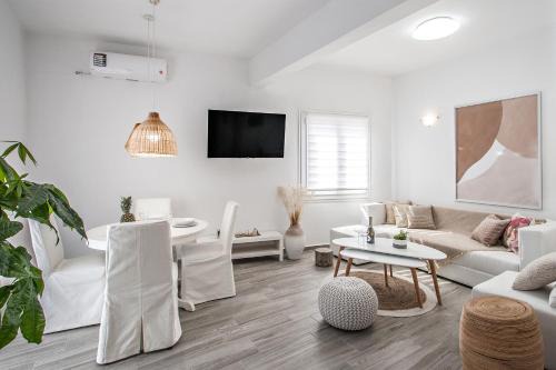 Skiathos Town Apartment | Capolavoro Sea View Villa, 6 pers by MPS
