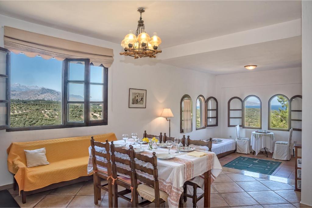 Episkopi House | Charming Country Home with Almyros Bay Panoramic Views 5 Min to Beach