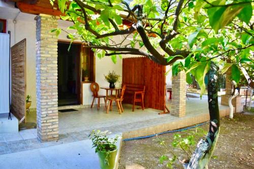Patras Apartment | Claus 72 str cottage