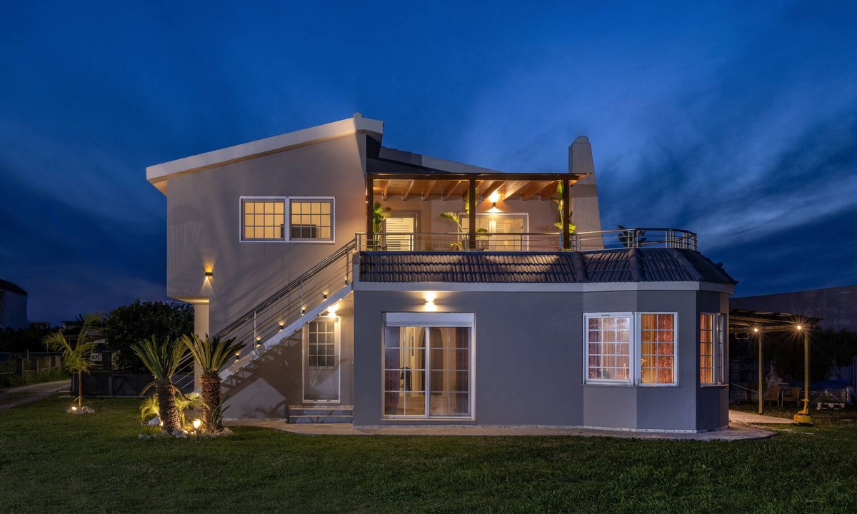 Petaloudes House | Coral Paradise Luxury Jacuzzi Suite & Pool View