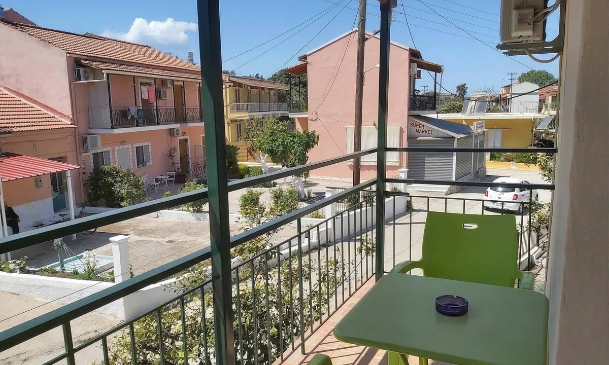Kavos Apartment | Corfu Frodo Studios, Steps Away from the beach