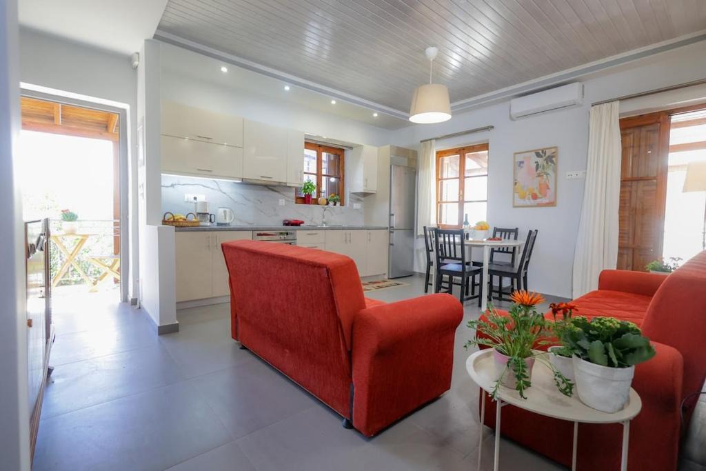 Koroni Apartment | Corvus Corone