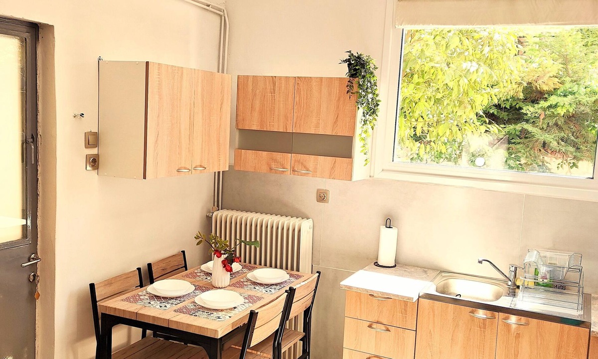 Petroupoli House | CozyPolis - Wonderful 2-bedroom house with AC, WiFi in beautiful Petroupoli