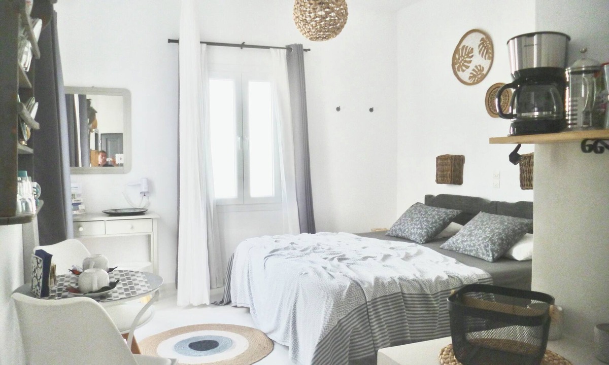 Parikia Apartment | Cycladic studio, 2 people with balcony in Parikia: 300m from Livadia-Beach