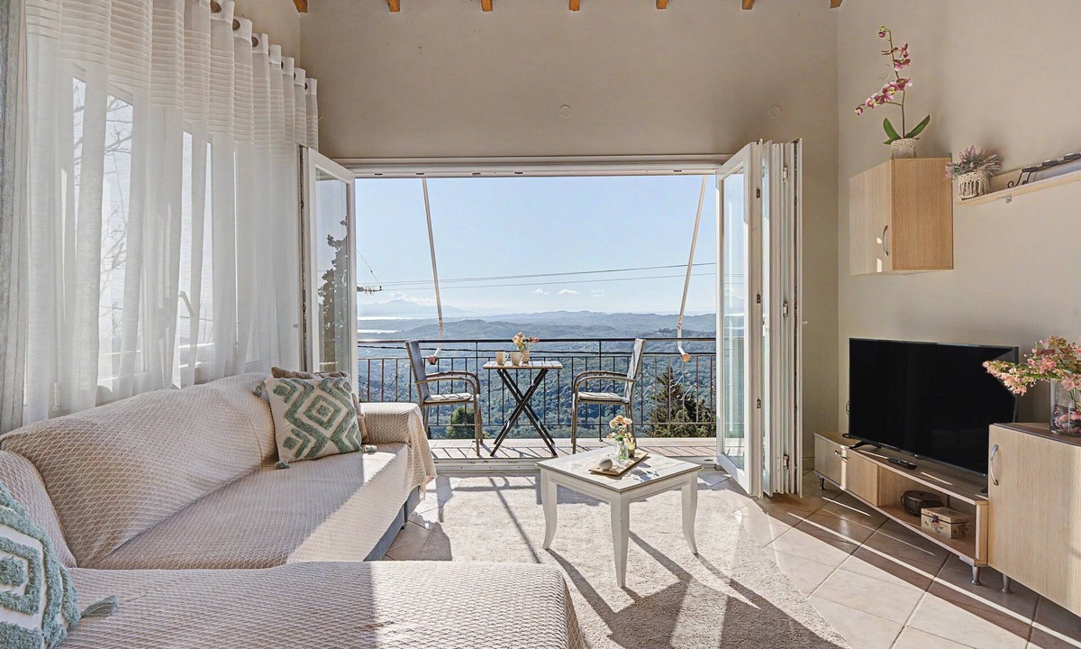 Chlomos Apartment | Dorothea Apartment in Chlomos with Sea View, Wi-Fi and Air Conditioning