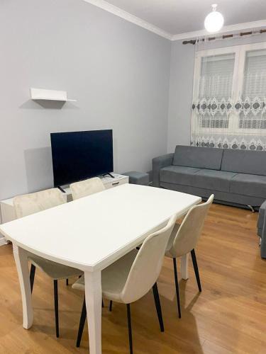 Mbrostar-Urë Apartment | DRITA 2 Cozy Modern Apartment Fier