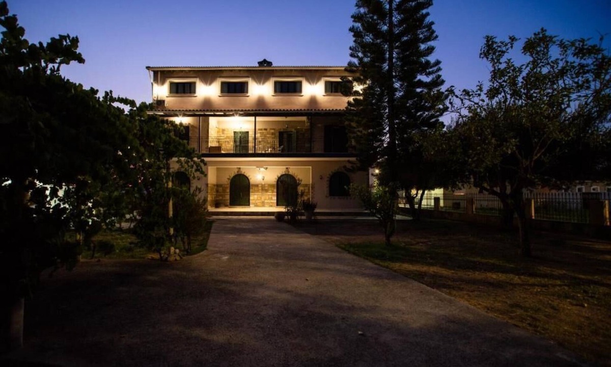 Molos Apartment | Family friendly apartment next to the sea