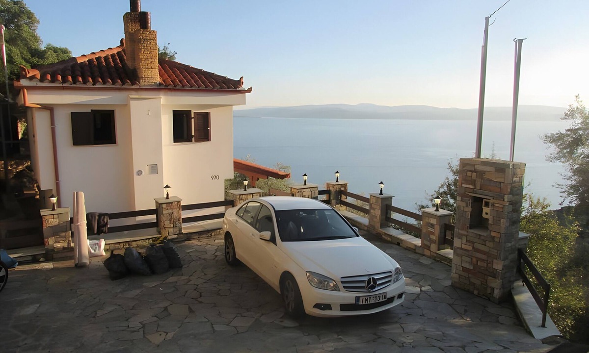 Kali Vrysi House | Holiday Home 'The House with The Cave' with Sea View, Wi-Fi and Air Conditioning