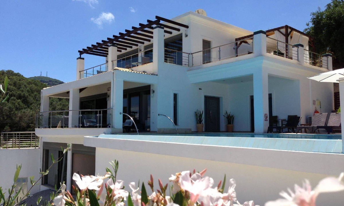 Notos House | Holiday villa with view of the water
