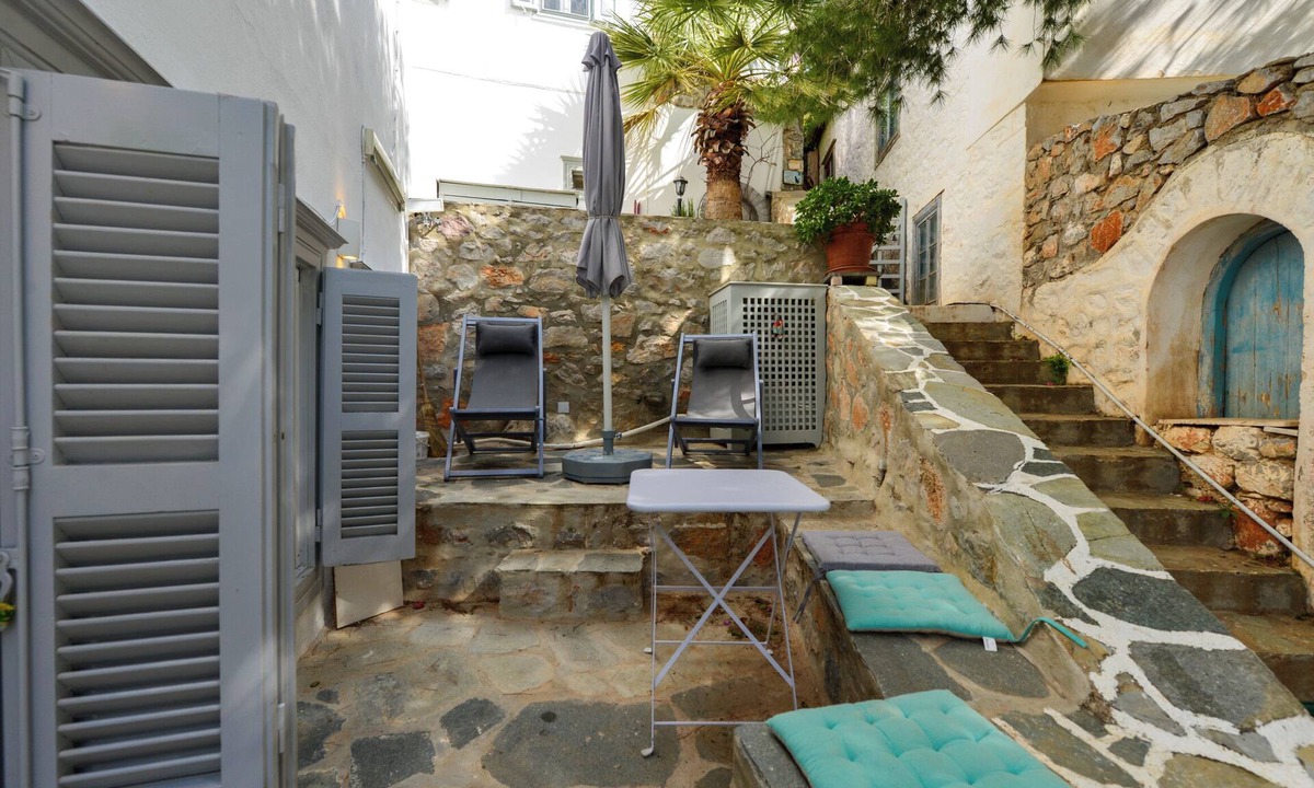Hydra Apartment | Hydra studio with patio 250 meters up from port