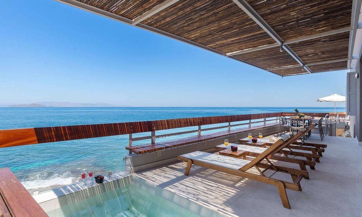 Halepa Villa | Hydrobates Waterfront Villa