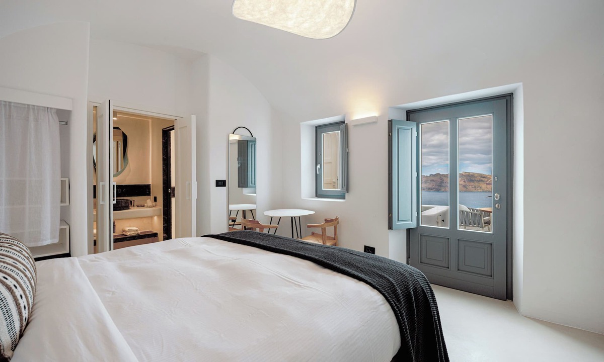 Oia Hotel | IKIES Santorini