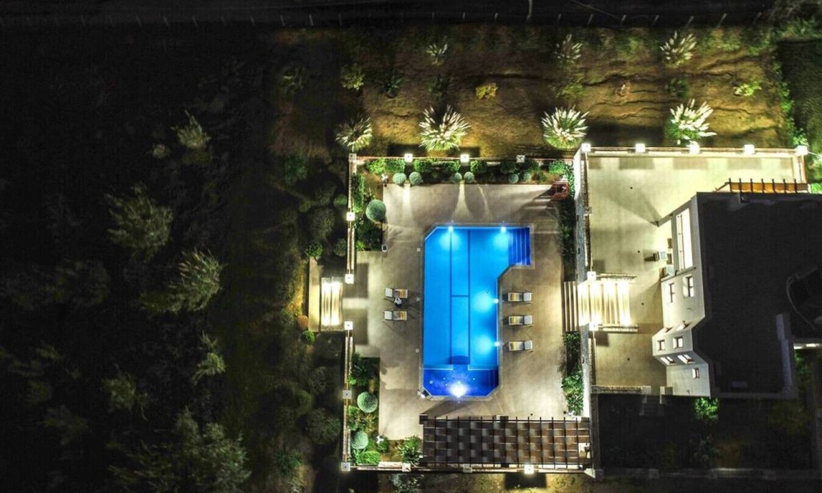 Filaki Villa | Karyo Villa - 5BD, 3min on foot from the beach!