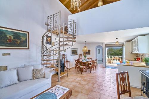 Stilos House | La Maison to Chani