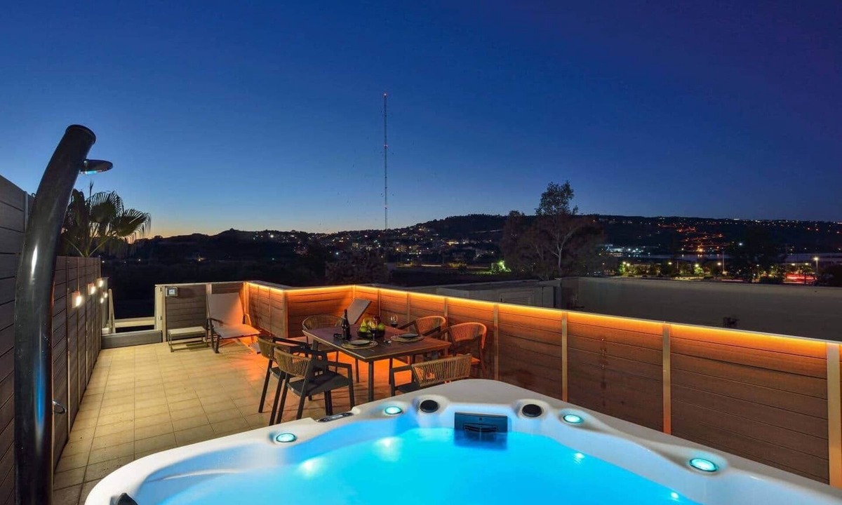 Souda House | Lux 3bd Vacation Home w. Sauna & Rooftop Jacuzzi