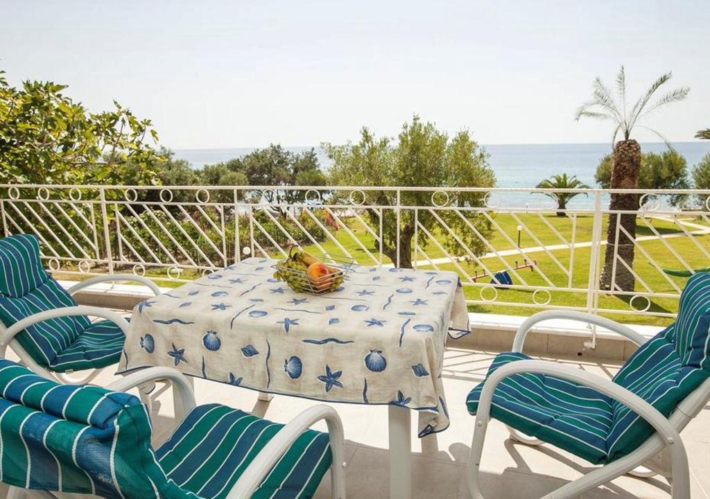 Mola Kalyva Villa | Luxurious villa with great yard, just where the sea meets the beach