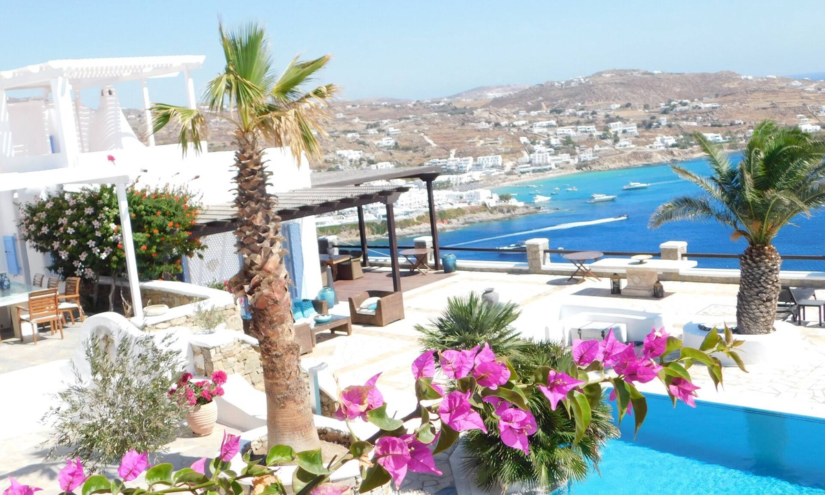 Paraga Villa | Luxury Villa Psarrou Two double suite with king size bed and 3 double bedrooms.
